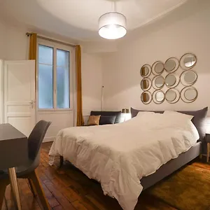 https://large-flat-at-2-steps-from-the-eiffel-tower-apartment.fr-paris.fr